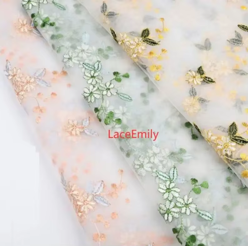 Tissu de dentelle de fleurs violettes