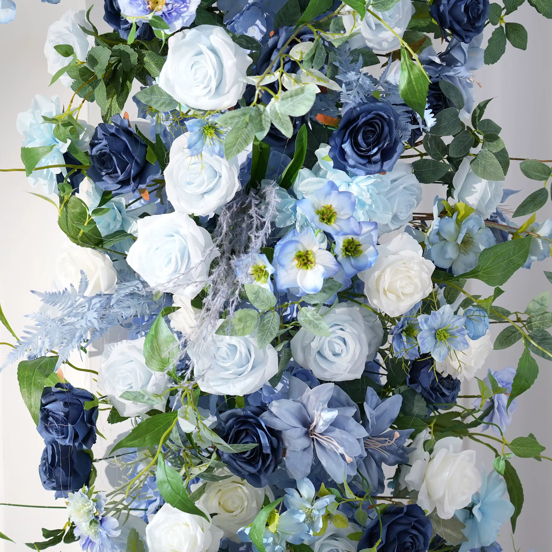 CHUXIN C9076 Guirlande de fleurs artificielles roses bleues et feuilles vertes pour arrangements de mariage