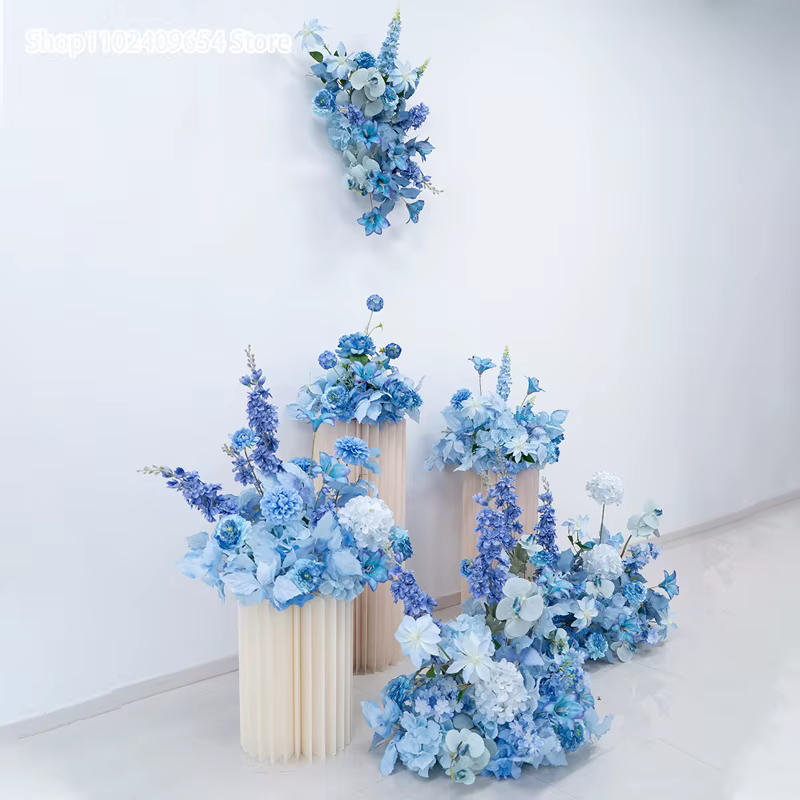 Fleurs artificielles bleues suspendues