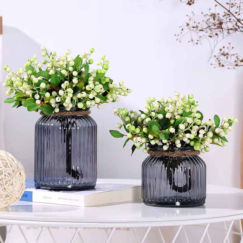 Fleurs artificielles aux baies rouges