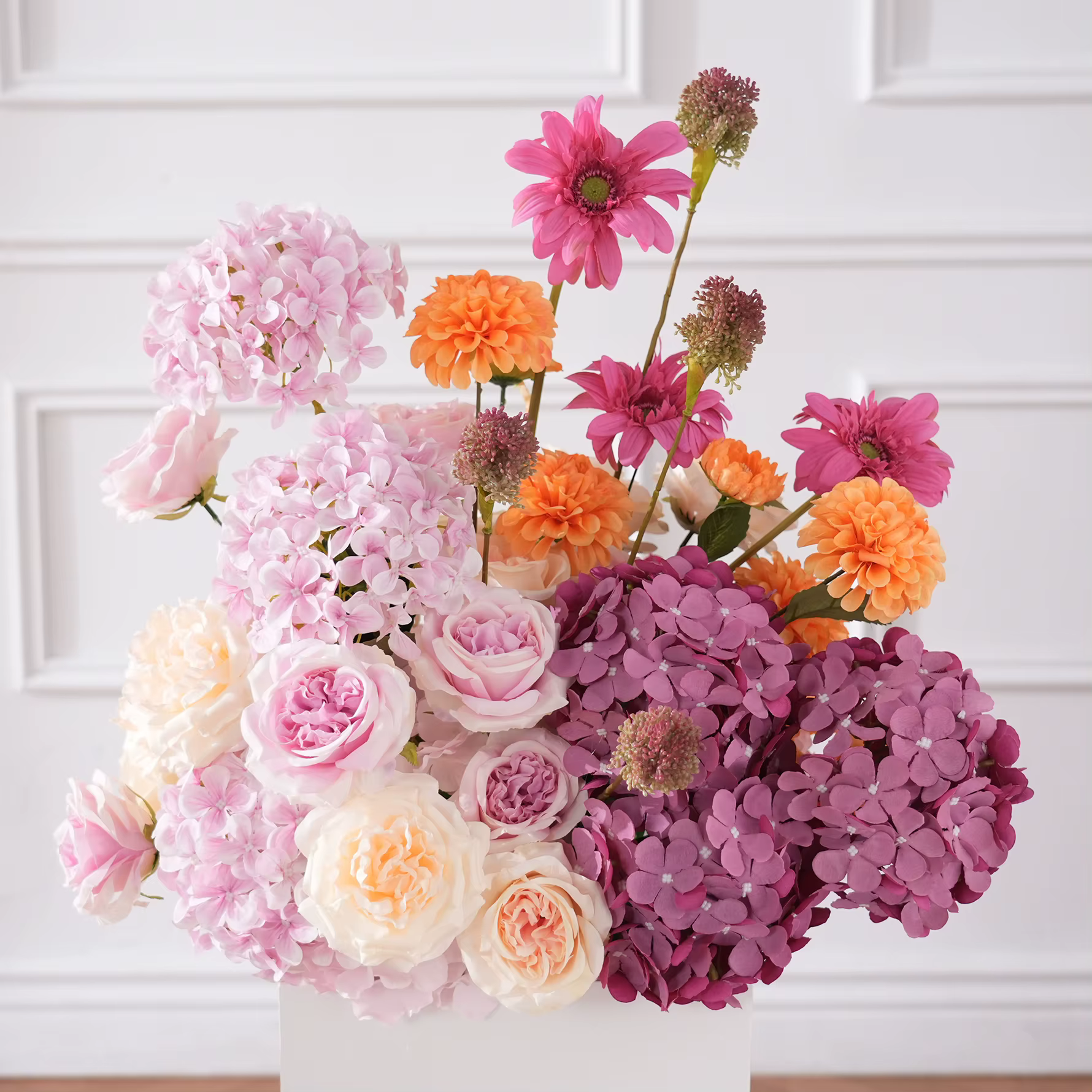 Angela A9143 Arrangement floral artificiel en hydrangeas et palmiers pour allée