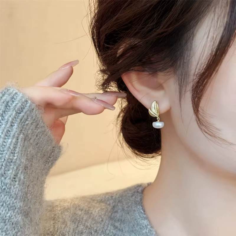 Boucles d'oreilles pompons en or 14 carats pour femmes, bijoux en perles d'eau douce 100% naturelles, conception de cuir chevelu chimpanzé rempli, cadeaux pour dames