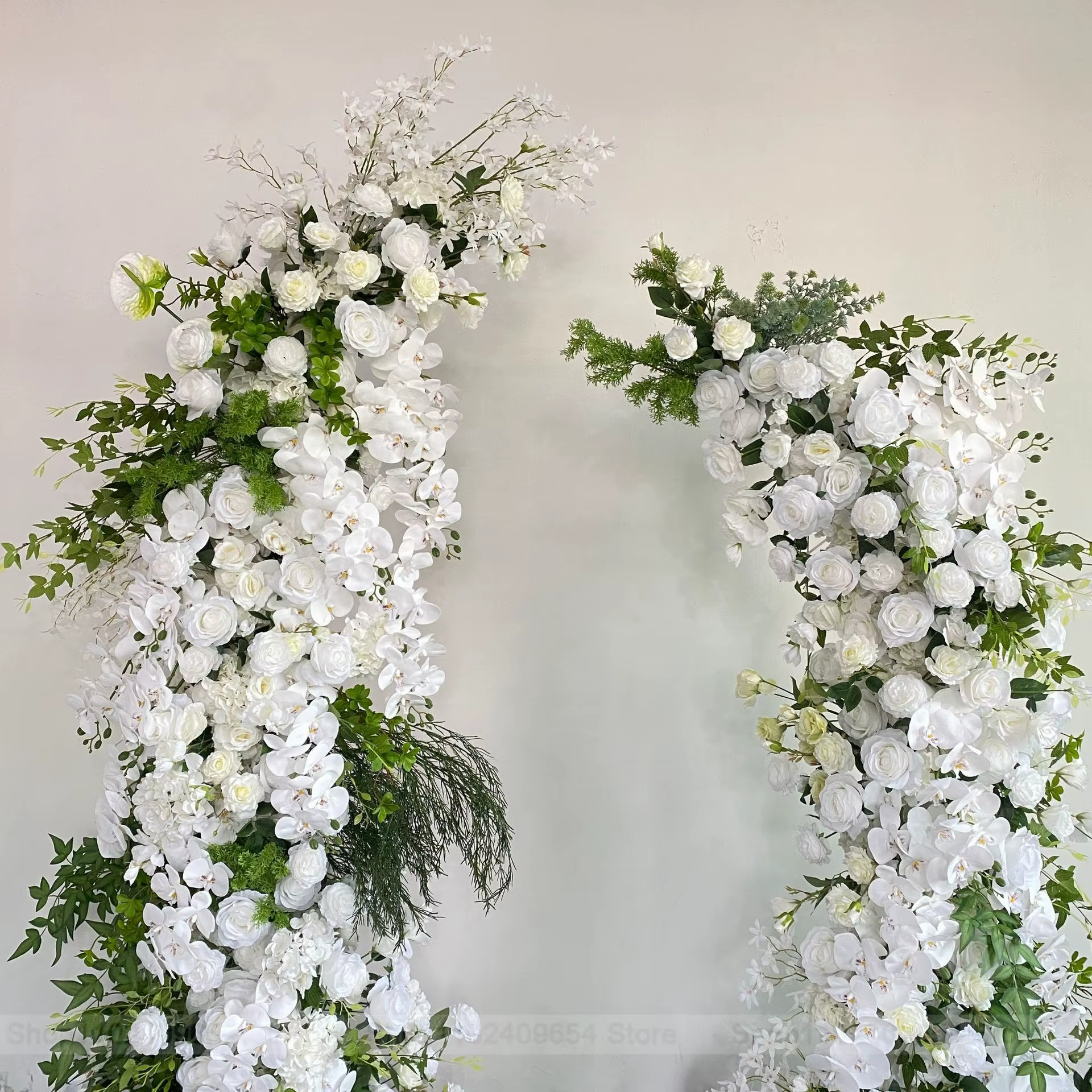 Décoration florale de mariage avec rangée de roses blanches et feuilles vertes