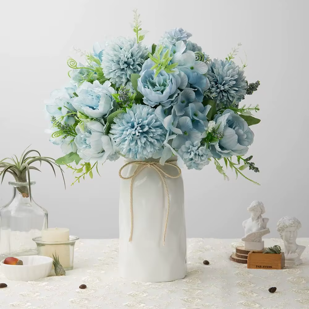 Fleurs de chrysanthème et de pivoine simulées