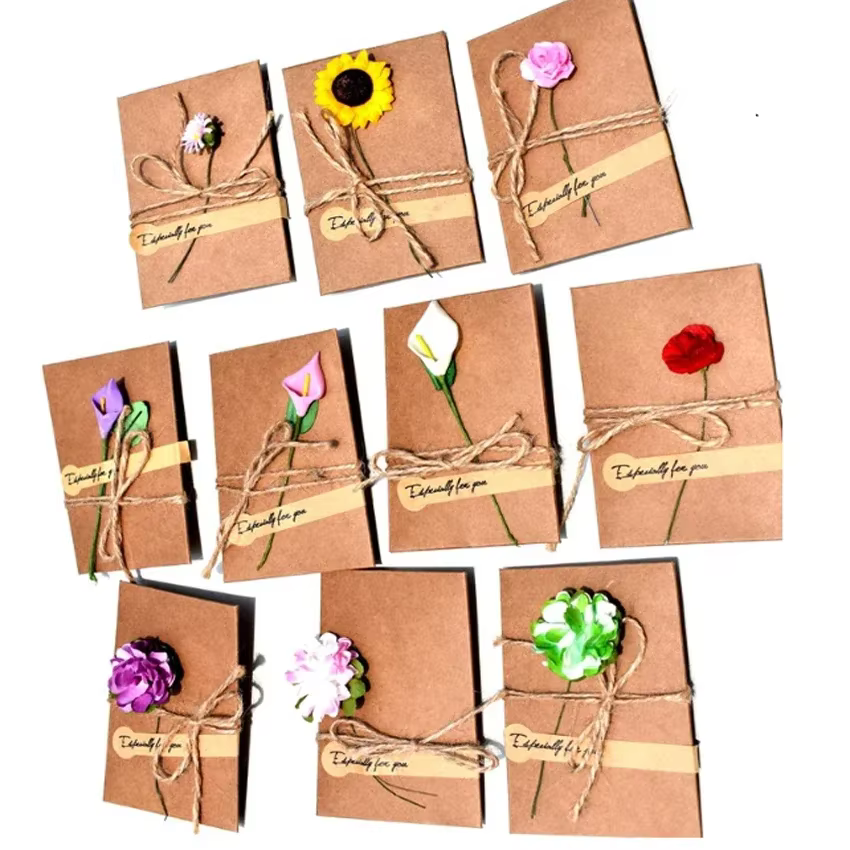 Carte de vœux à fleurs séchées en papier Kraft