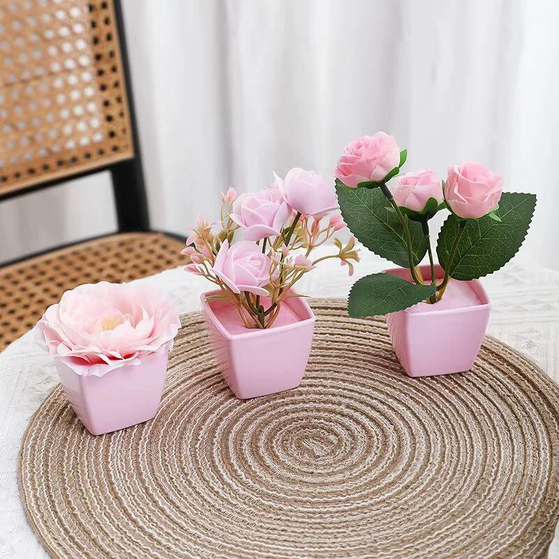 Plante en pot de roses à fleurs simulées