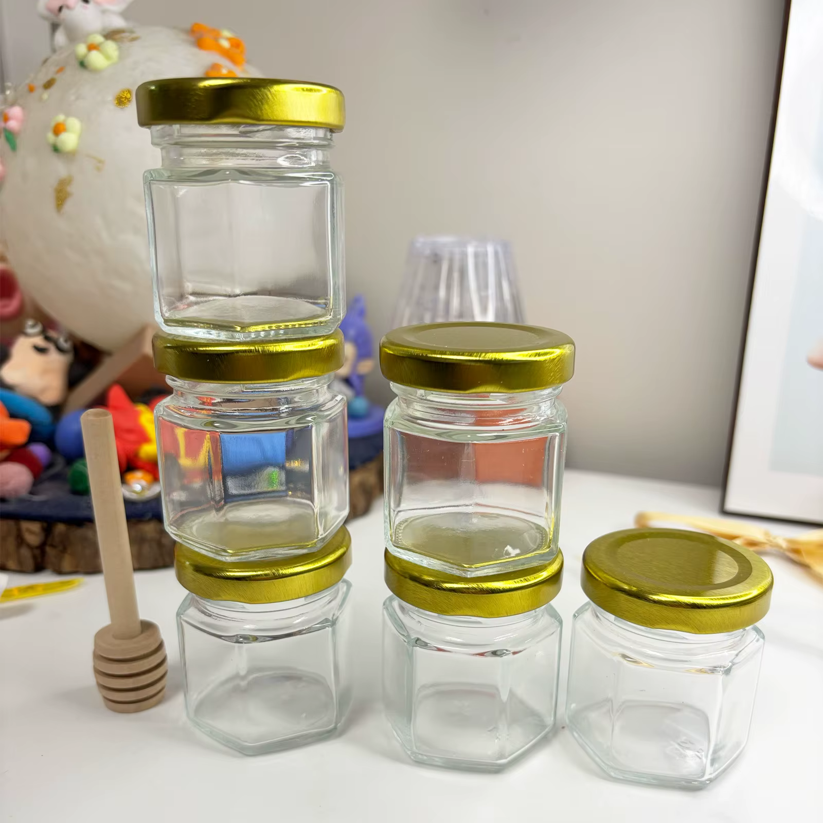 Mini ensemble de pots à miel hexagonaux en verre de 1,5 oz, avec cuillère à miel en bois, breloque abeille, ficelle de jute et toile de jute, réutilisable, cadeau pour mariage ou baby shower