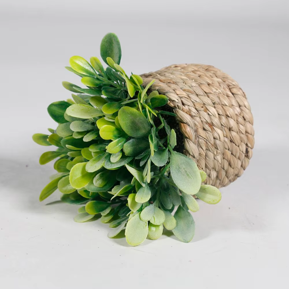 Plante artificielle verte en pot