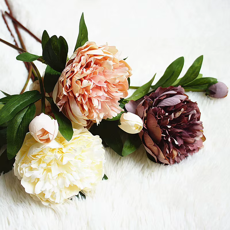 Branche de fleurs artificielles de pivoine de palais avec des feuilles