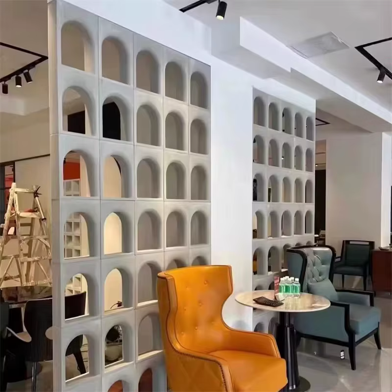 Les moules en ciment sont utilisés pour la décoration ajourée des murs intérieurs et extérieurs du jardin mettant en valeur un moule personnalisé en béton