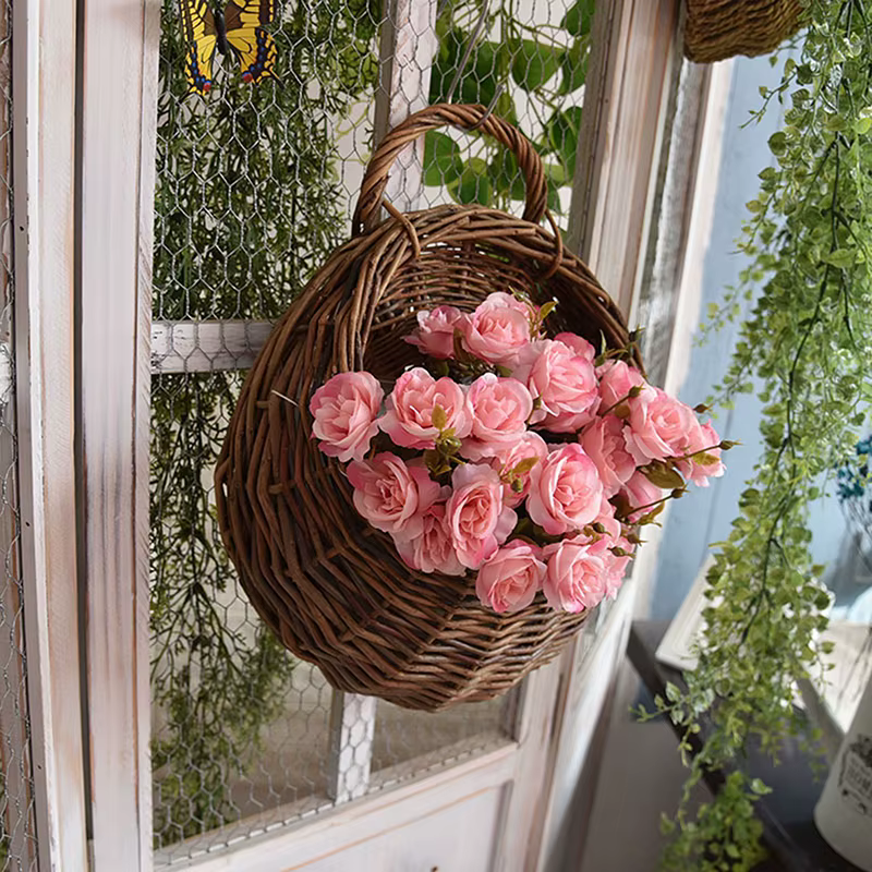 User inière de fleurs en rotin faite à la main pour la décoration intérieure