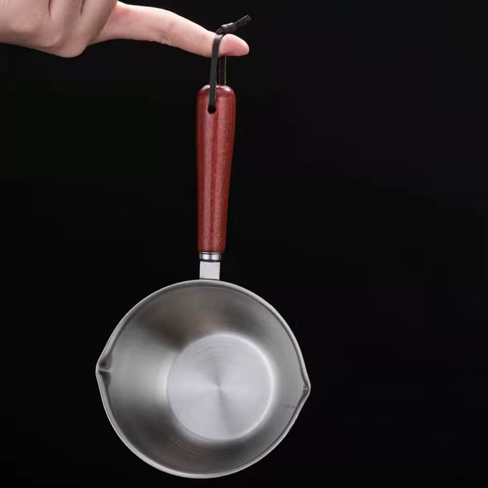 Petit pot d'arrosage d'huile en acier inoxydable avec manche en bois