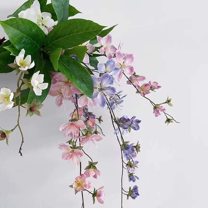 Fleurs artificielles suspendues au jasmin