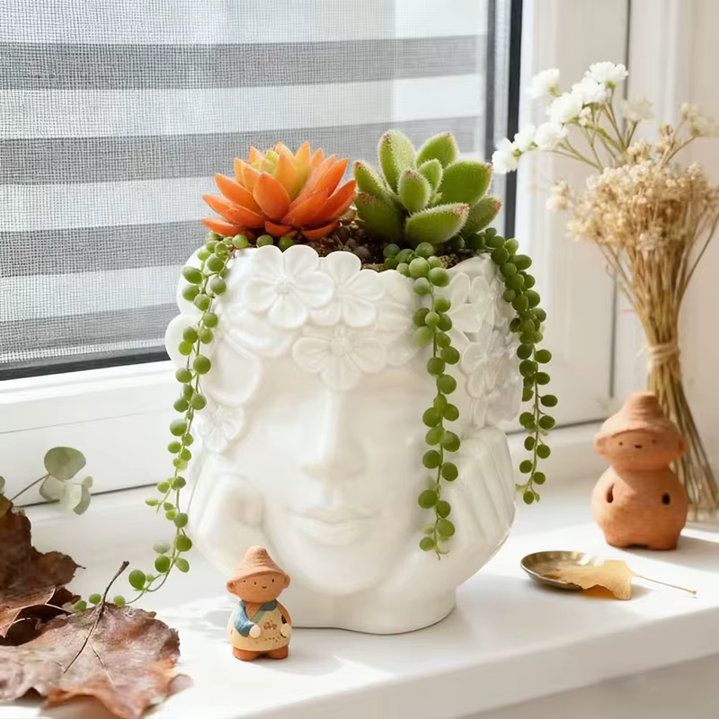 Pot de fleurs en résine décoré de fleurs