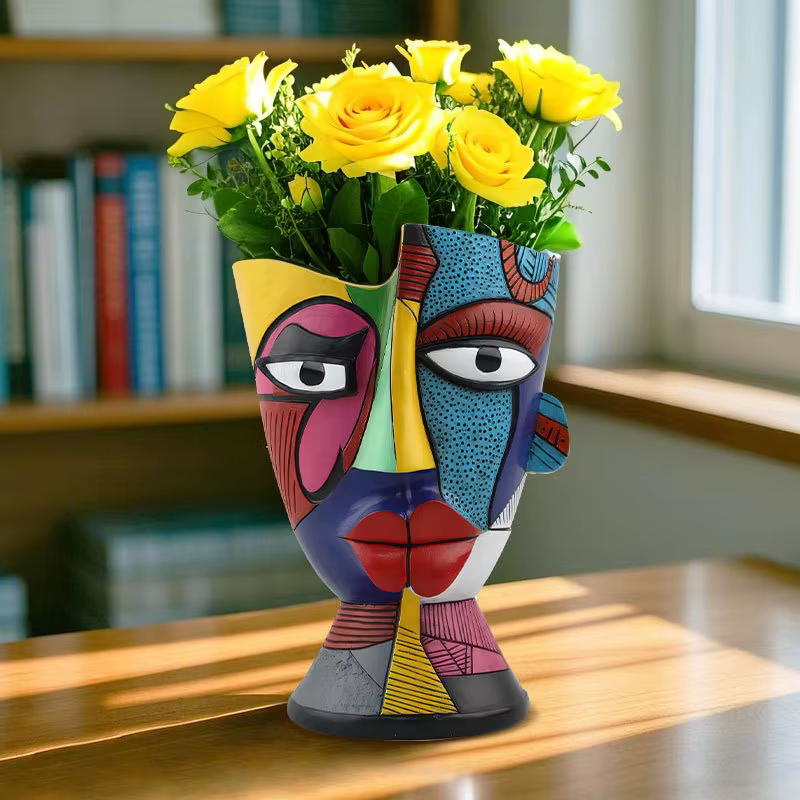 Pot de fleurs abstrait coloré en forme de visage