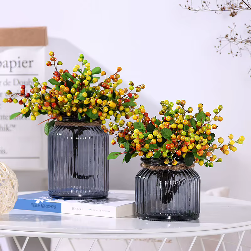 Fleurs artificielles aux baies rouges