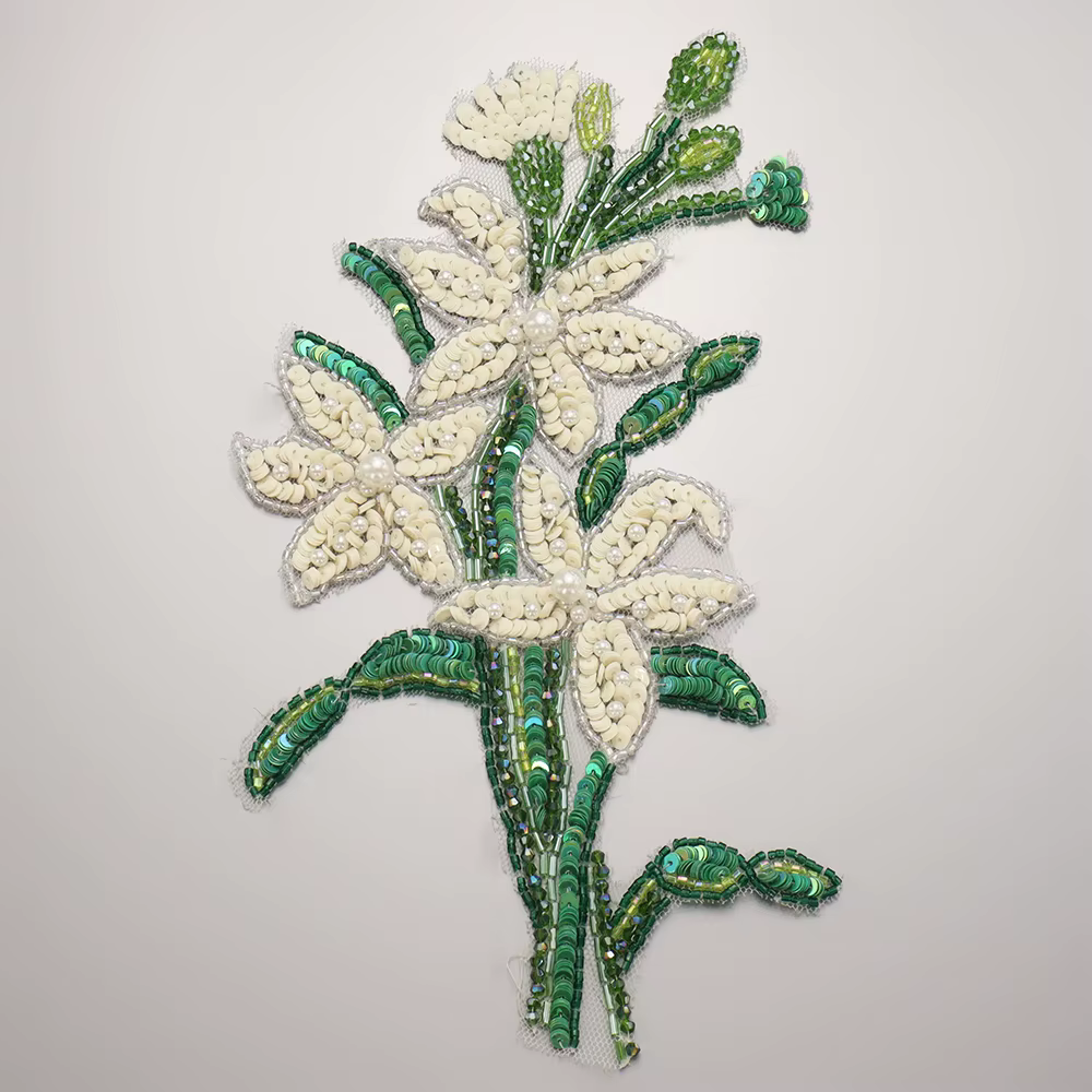 Fleur violette perlée en strass 3D faite à la main