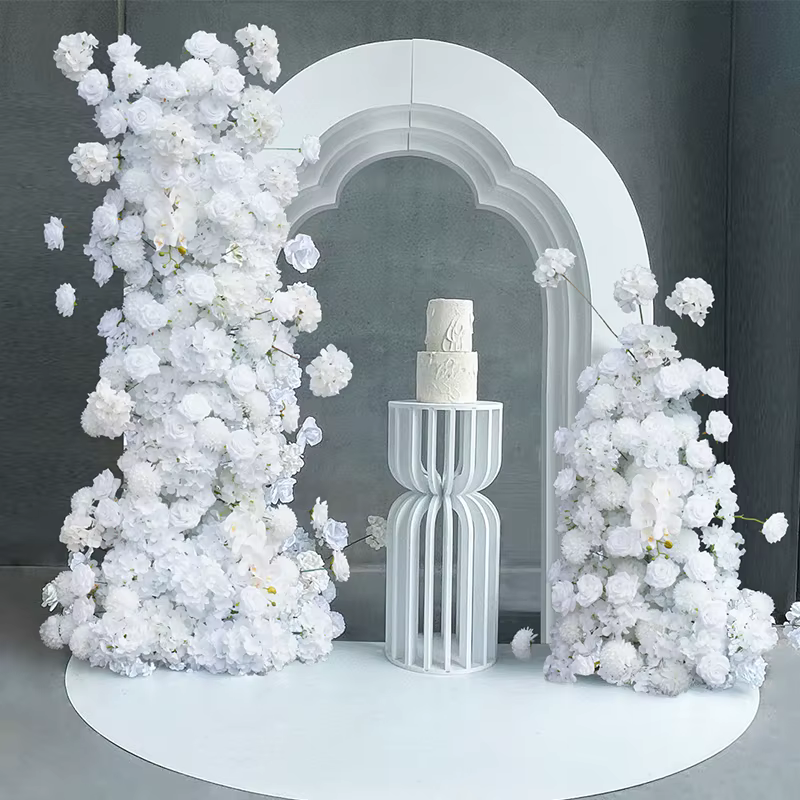Chemin de pompons de Rose blanc pur