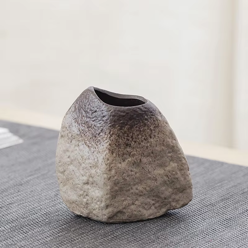 Petit vase en poterie chinoise