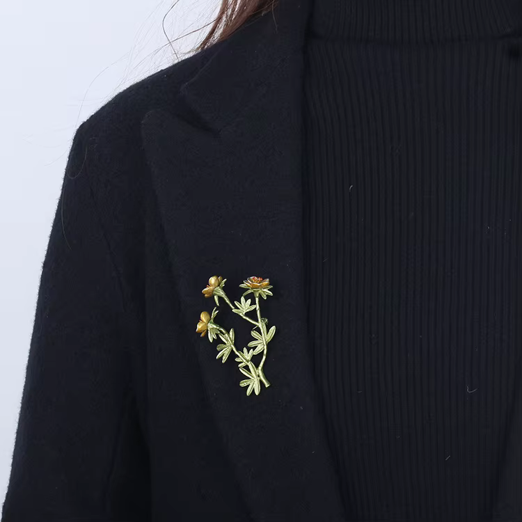 Broche de branche de fleur verte laquée pour dames