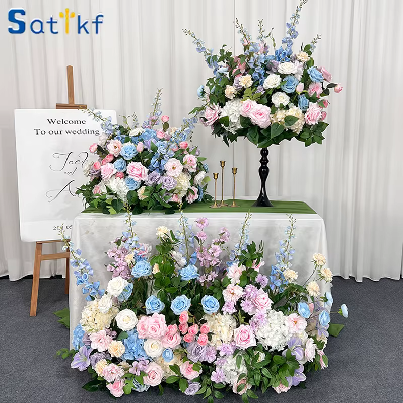 Composition florale bleue et rose en boule