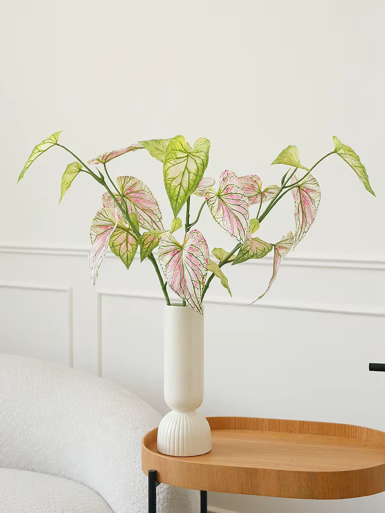 Plante artificielle au caladium