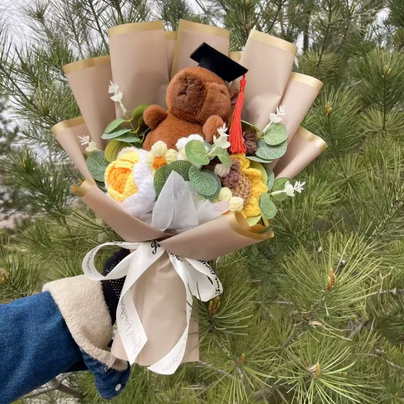 Adorable Capybara avec des fleurs artificielles