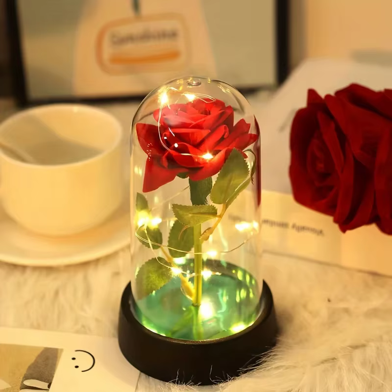 Rose en feuille d'or dans un dôme en verre