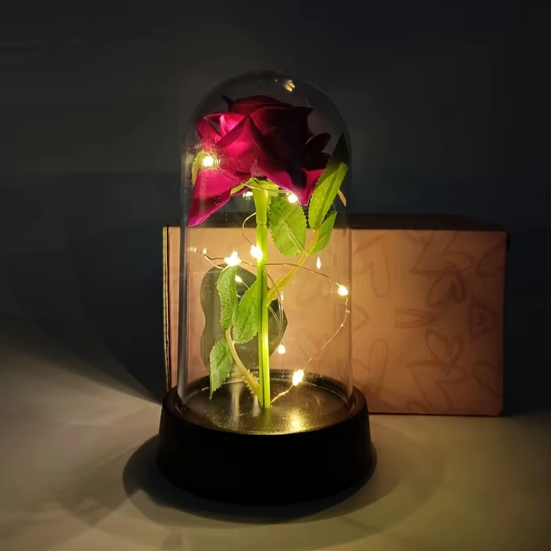 Rose en feuille d'or dans un dôme en verre