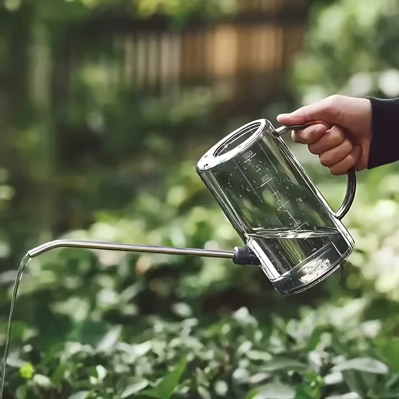 Arrosoir à bec long - Une bouteille d'eau pour regarder des fleurs