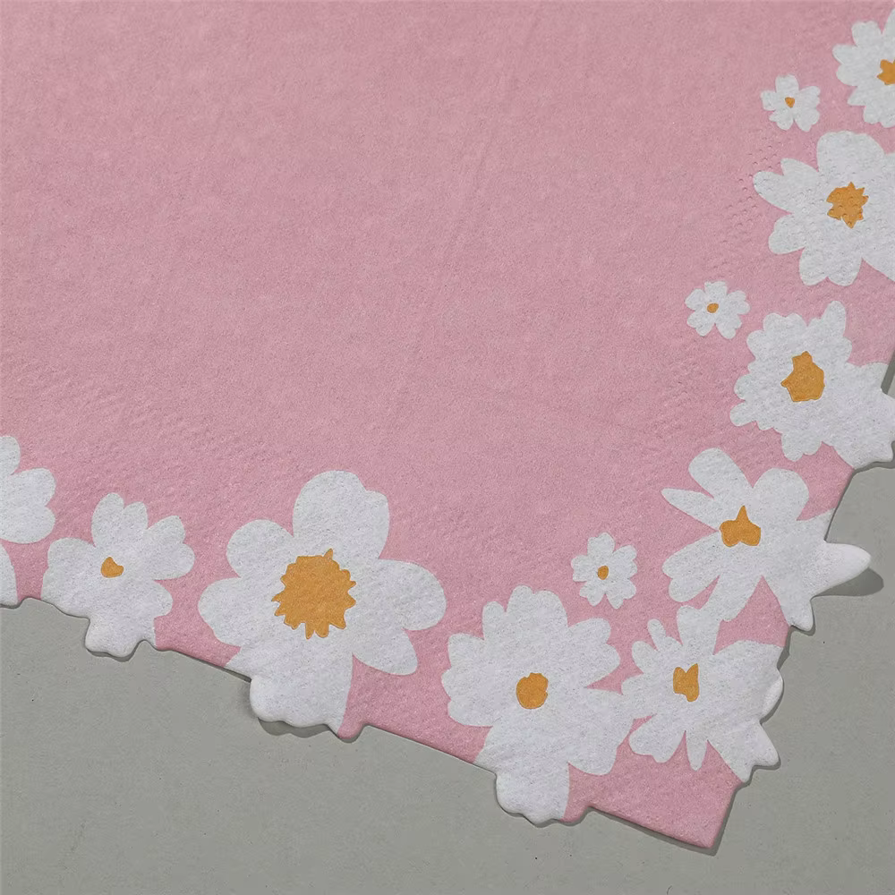 Serviettes en papier roses imprimées de fleurs