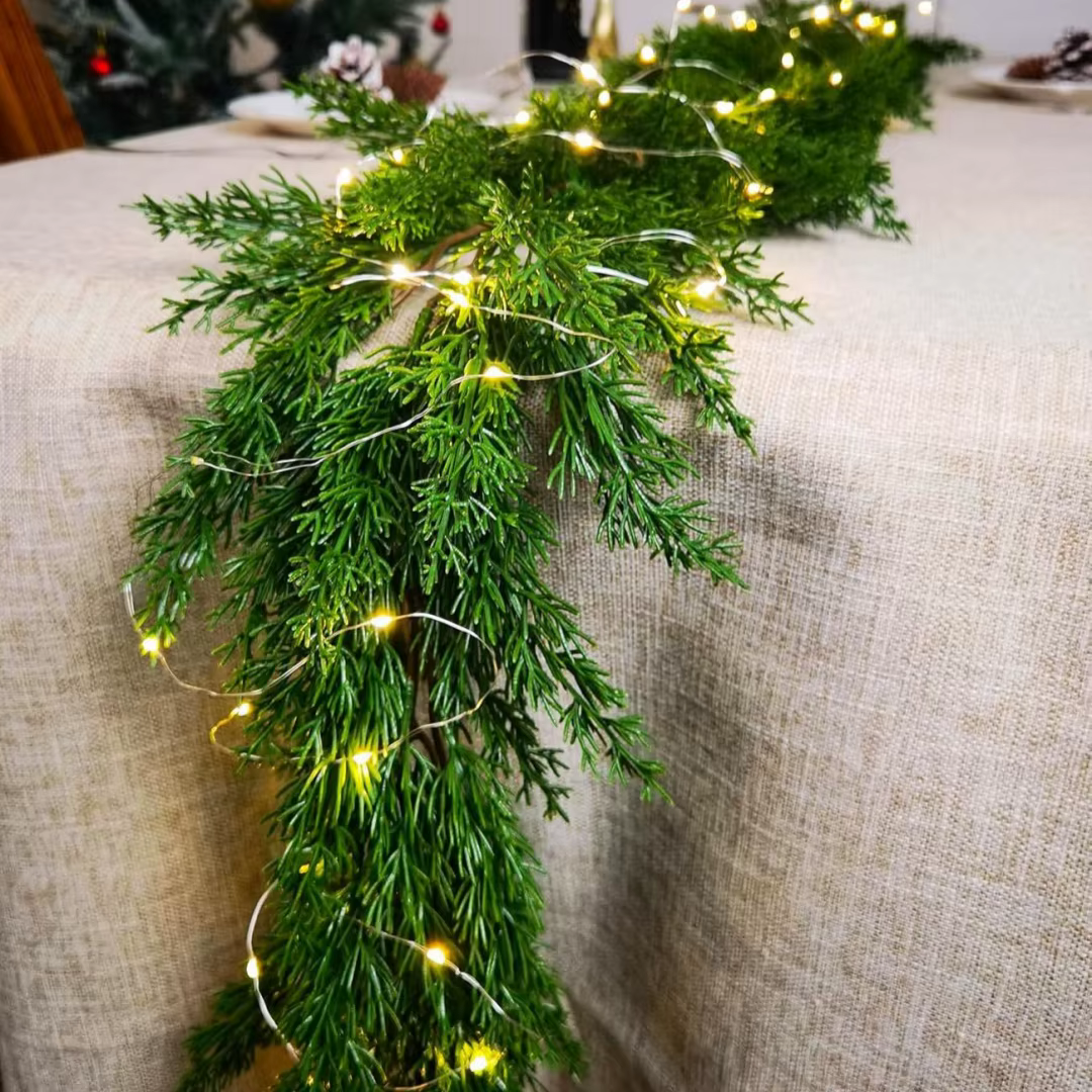 Guirlandes de pin de cèdre de noël