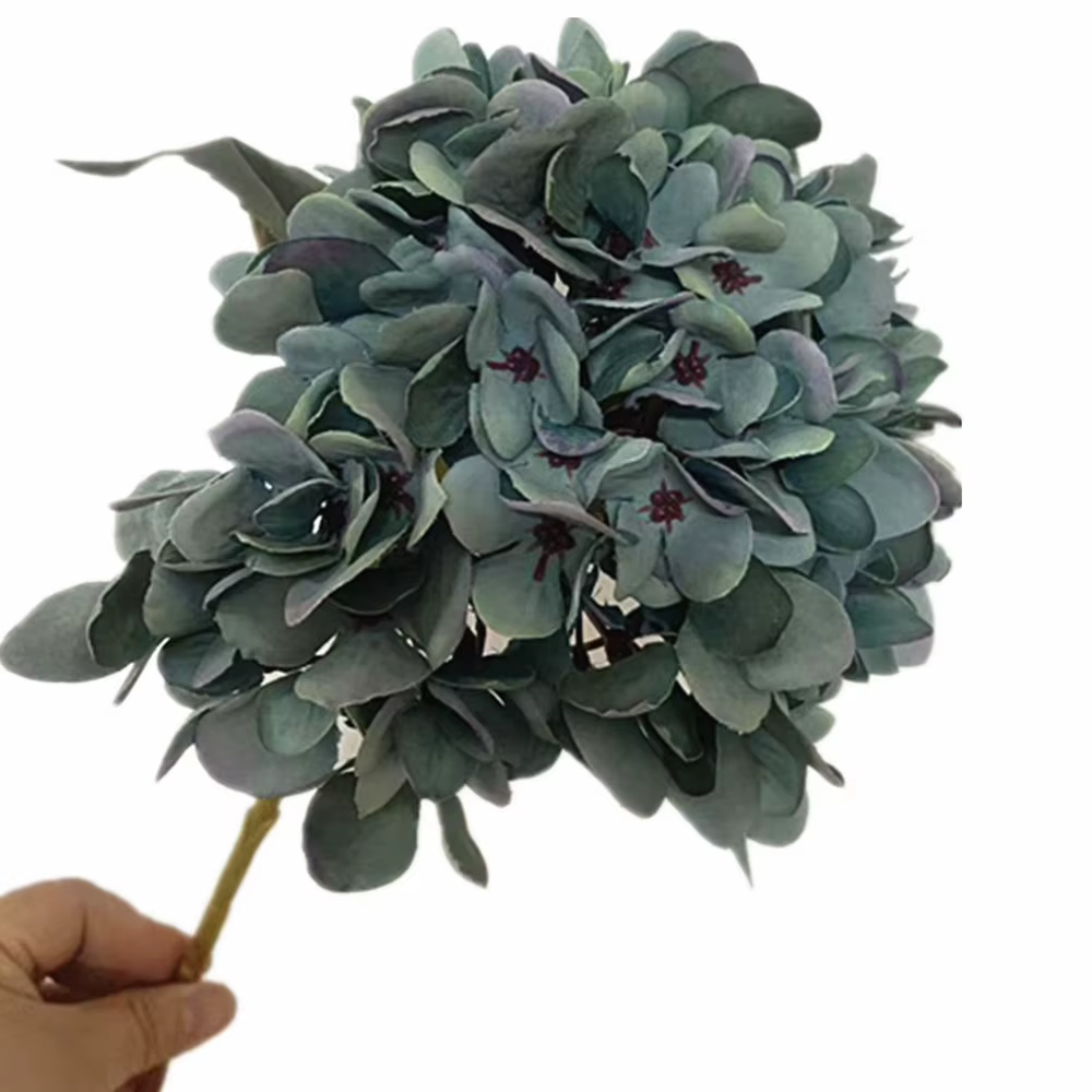 Une branche de fleur d'hortensia artificielle simulée plante