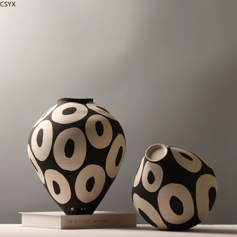 Vase en céramique cercles géométriques dessinés à la main